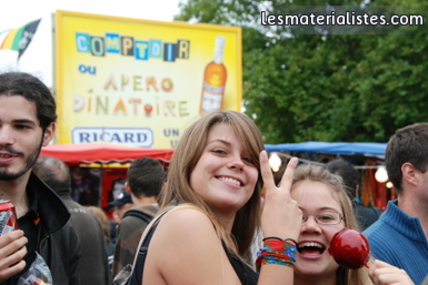 jeunes à la fête de l'huma sous un panneau publicitaire Ricard