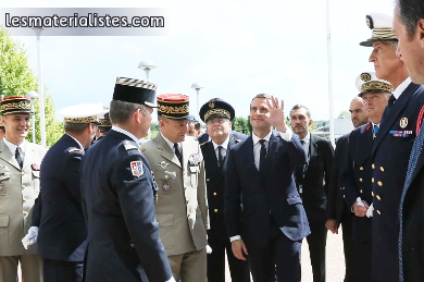 Emmanuel Macron passe en revue les Armées