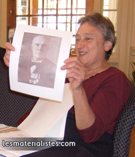 Lynn Margulis montrant un portrait de Boris Kozo-Polyansky